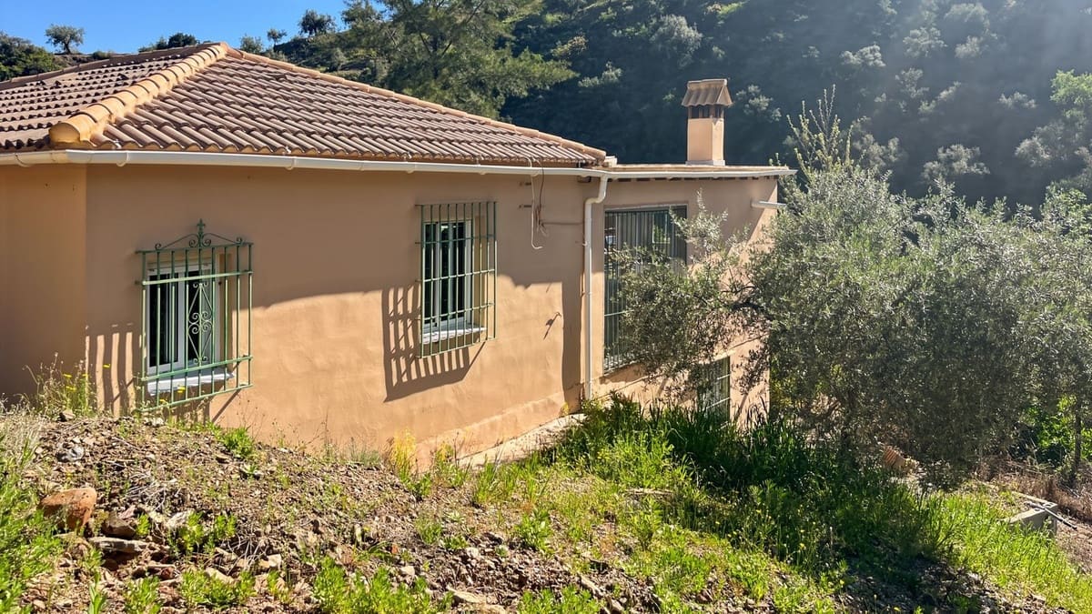 4 soveværelse Finca/Landehus til salg i Comares med swimmingpool garage - € 295.000 (Ref: 9824083)