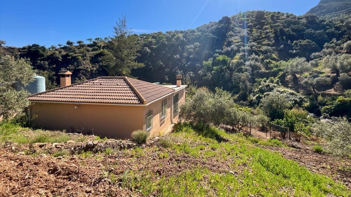 4 soveværelse Finca/Landehus til salg i Comares med swimmingpool garage - € 295.000 (Ref: 9824083)
