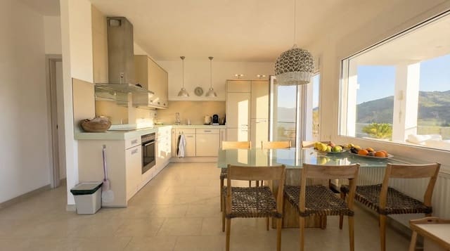 4 sypialnia Willa na sprzedaż w Guaro z basenem garażem - 925 000 € (Ref: 9844423)