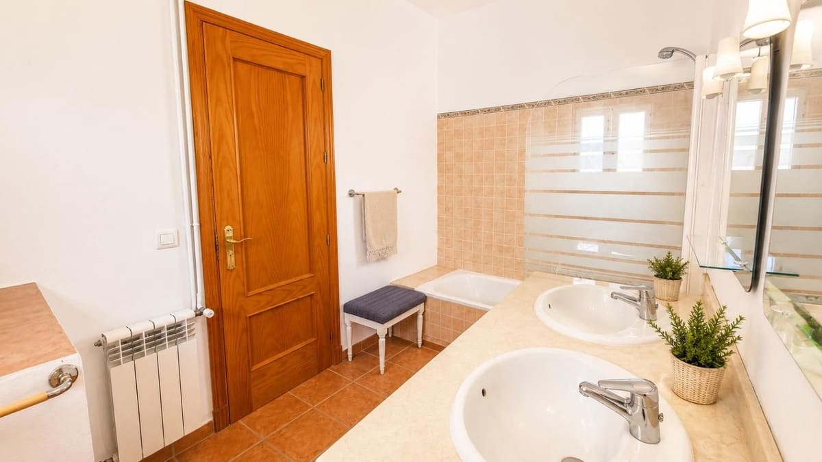6 chambre Maison de Ville à vendre à Tolox - 260 000 € (Ref: 9883609)