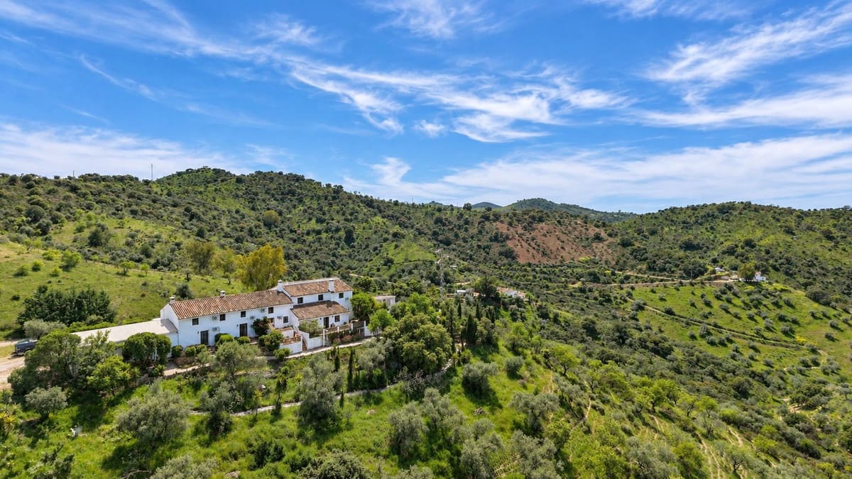 8 slaapkamer Finca/Landhuis te koop in Casabermeja met zwembad garage - € 849.000 (Ref: 9895293)