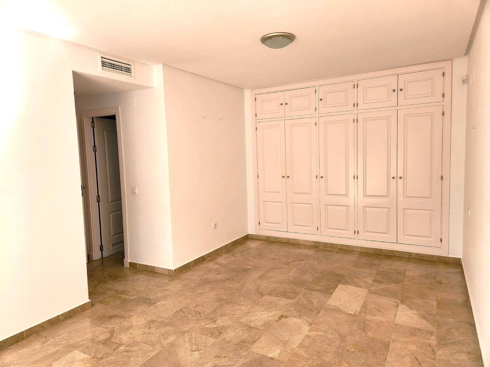 2 bedroom Flat for sale in Benalmadena with pool - € 423,000 (Ref: 10133570)