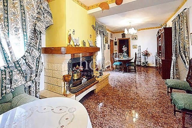 4 makuuhuone Omakotitalo myytävänä paikassa Pinos del Valle, El Pinar - 105 000 € (Ref: 8098401)