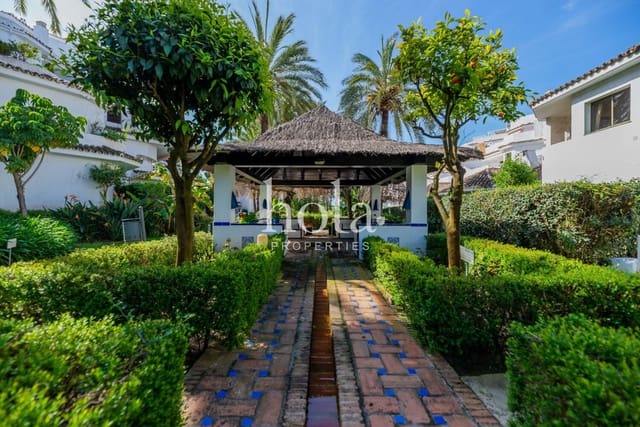 4 sypialnia Apartament na sprzedaż w Elviria, Marbella z basenem garażem - 960 000 € (Ref: 8364456)