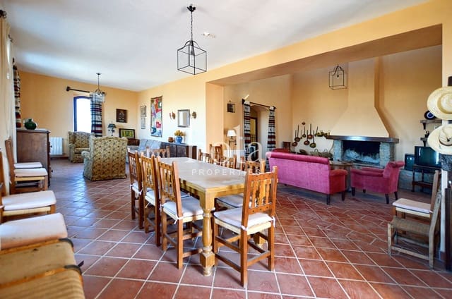 4 bedroom Finca/Country House for sale in Monachil with garage - € 250,000 (Ref: 8609228)