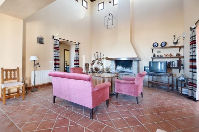 4 bedroom Finca/Country House for sale in Monachil with garage - € 250,000 (Ref: 8609228)