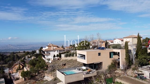 4 soveværelse Villa til salg i Granada by med swimmingpool - € 410.000 (Ref: 8810993)