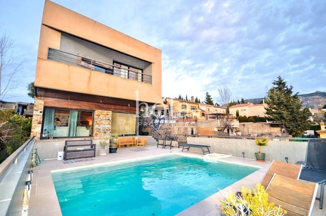 4 soveværelse Villa til salg i Granada by med swimmingpool - € 410.000 (Ref: 8810993)