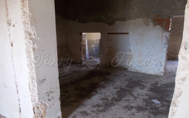 4 bedroom Townhouse for sale in Raspay, Yecla with garage - € 60,000 (Ref: 6107418)