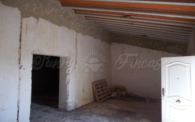 4 bedroom Townhouse for sale in Raspay, Yecla with garage - € 60,000 (Ref: 6107418)
