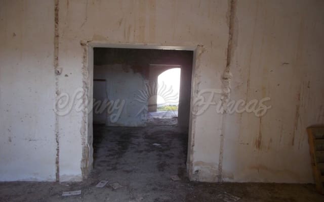 4 bedroom Townhouse for sale in Raspay, Yecla with garage - € 60,000 (Ref: 6107418)