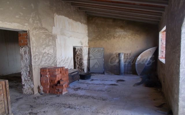 4 bedroom Townhouse for sale in Raspay, Yecla with garage - € 60,000 (Ref: 6107418)