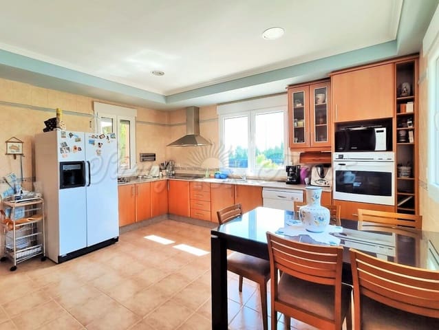 5 sypialnia Willa na sprzedaż w Yecla z basenem garażem - 360 000 € (Ref: 6107435)