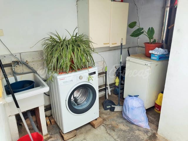 4 slaapkamer Rijtjeshuis te koop in Yecla met zwembad - € 125.000 (Ref: 6246453)