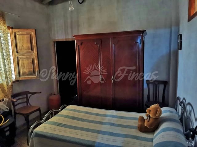 3 slaapkamer Halfvrijstaande villa te koop in Yecla met garage - € 58.000 (Ref: 6348729)