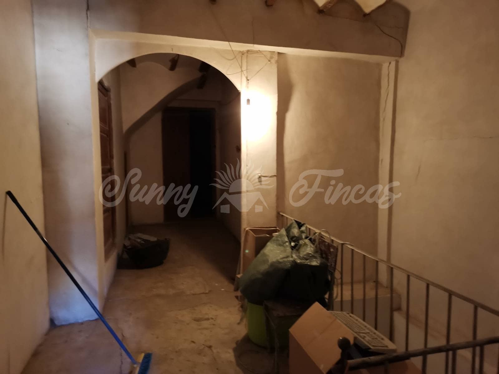 6 soveværelse Semi-Rækkehus til salg i Canada med garage - € 165.000 (Ref: 6512256)