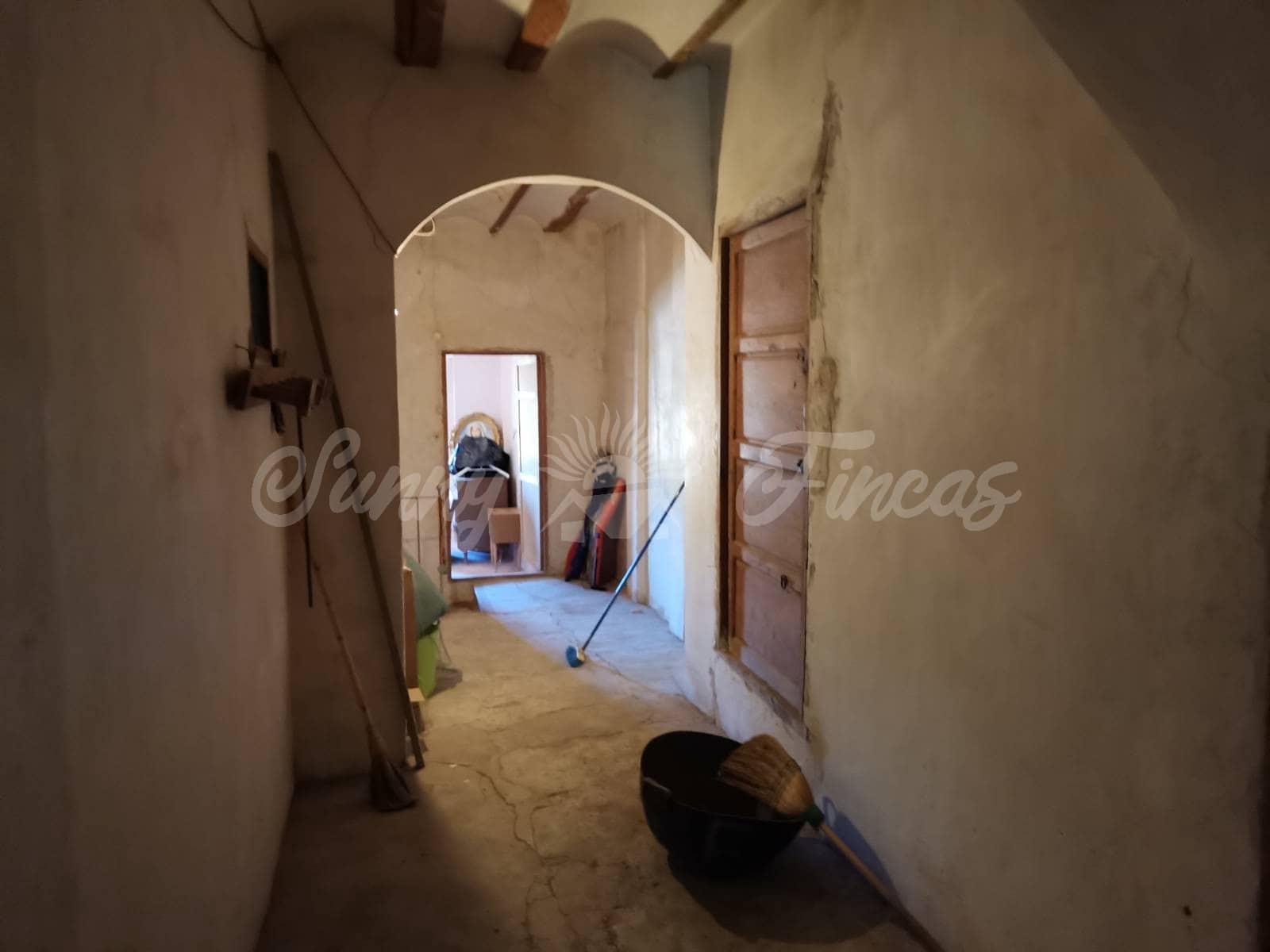 6 soveværelse Semi-Rækkehus til salg i Canada med garage - € 165.000 (Ref: 6512256)