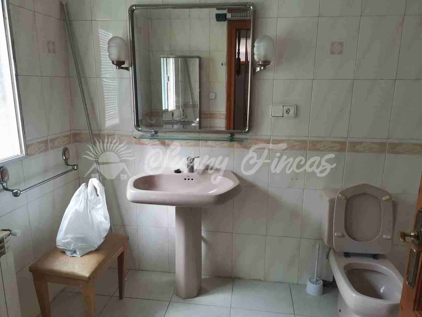 6 soveværelse Villa til salg i Canada med garage - € 235.000 (Ref: 7161782)