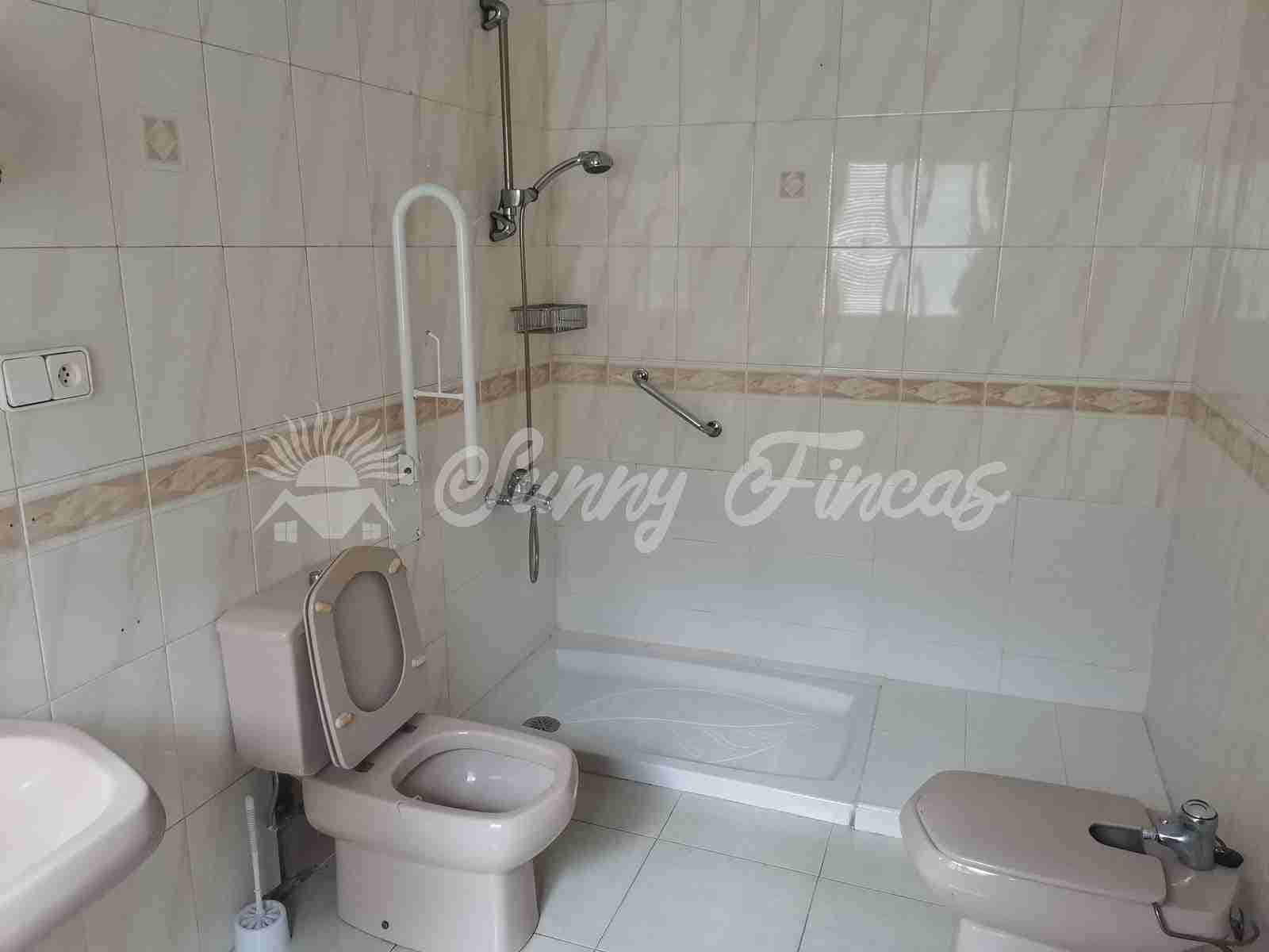 6 soveværelse Villa til salg i Canada med garage - € 235.000 (Ref: 7161782)