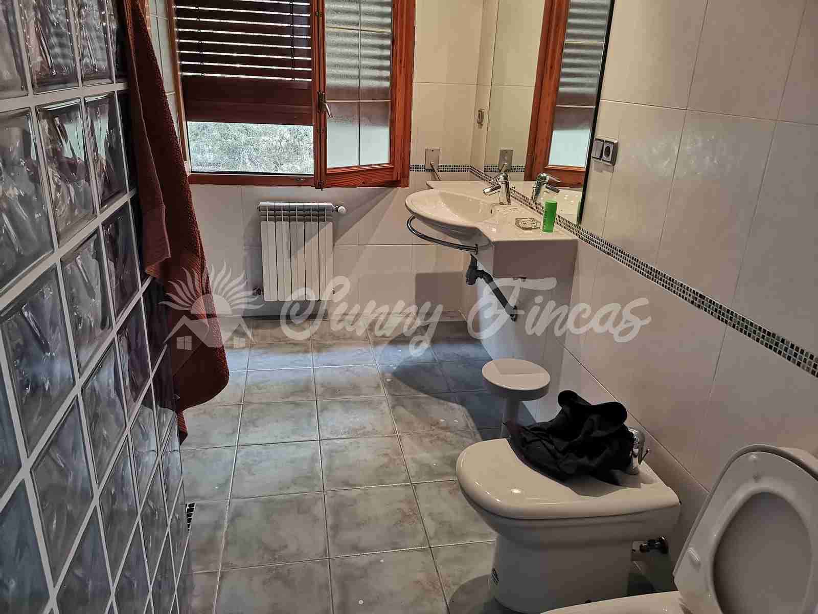 6 soveværelse Villa til salg i Canada med garage - € 235.000 (Ref: 7161782)