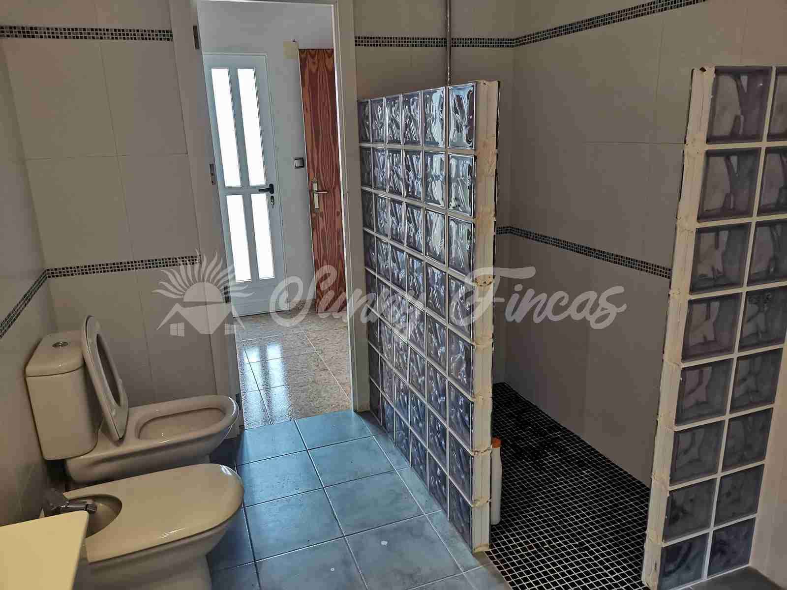 6 soveværelse Villa til salg i Canada med garage - € 235.000 (Ref: 7161782)