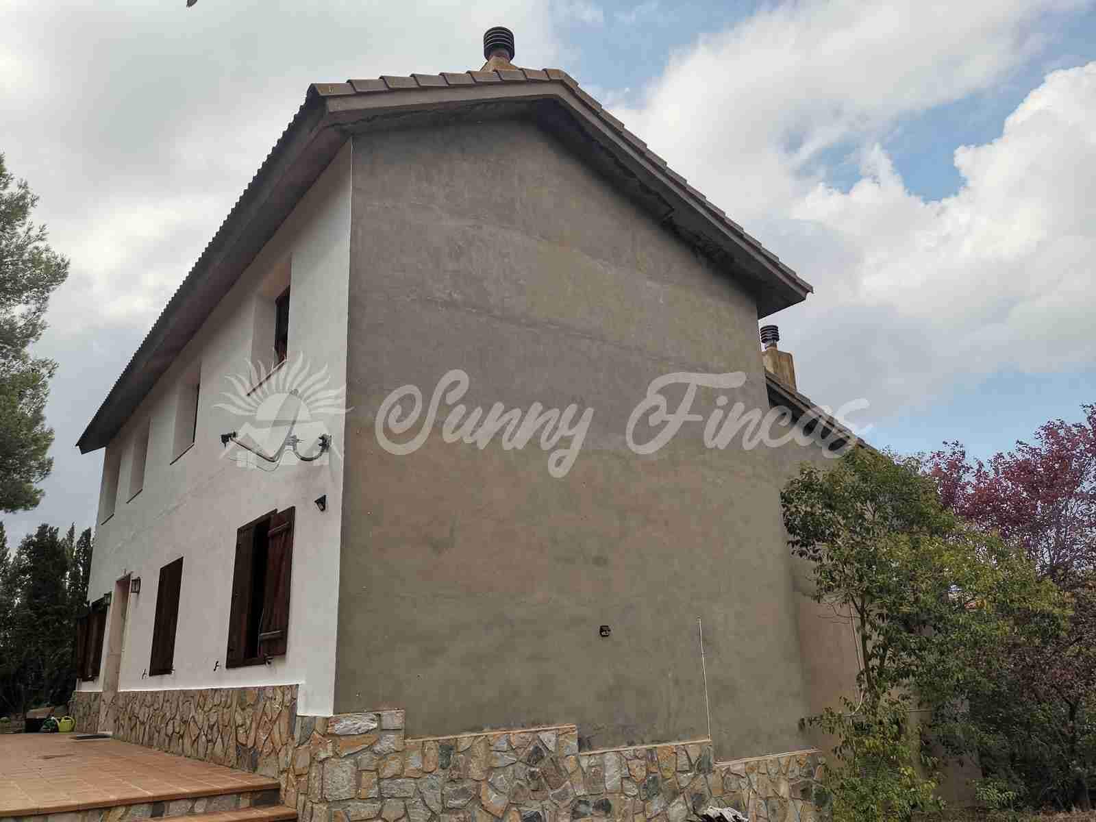 6 soveværelse Villa til salg i Canada med garage - € 235.000 (Ref: 7161782)