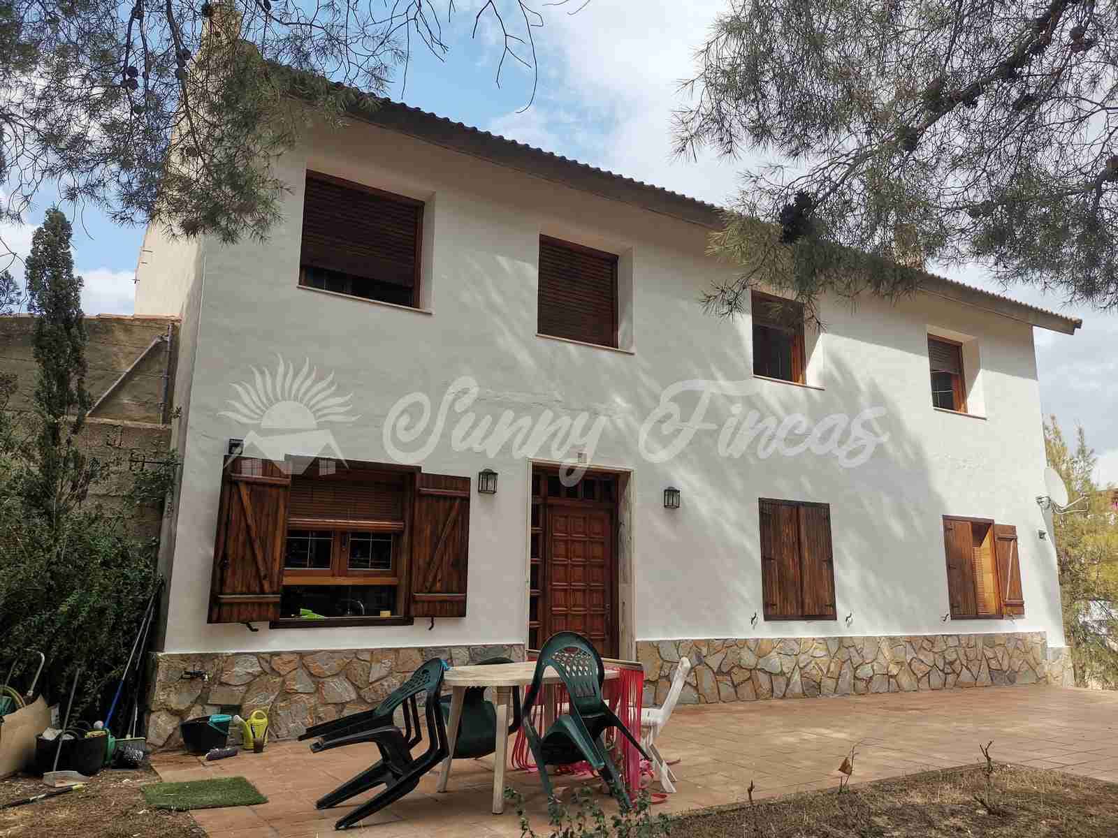 6 soveværelse Villa til salg i Canada med garage - € 235.000 (Ref: 7161782)