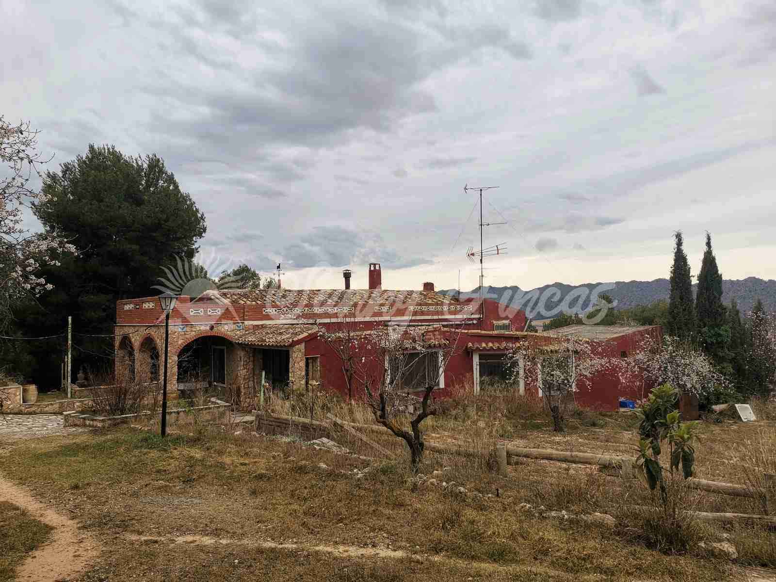 6 soveværelse Finca/Landehus til salg i Yecla med swimmingpool garage - € 139.995 (Ref: 7462606)