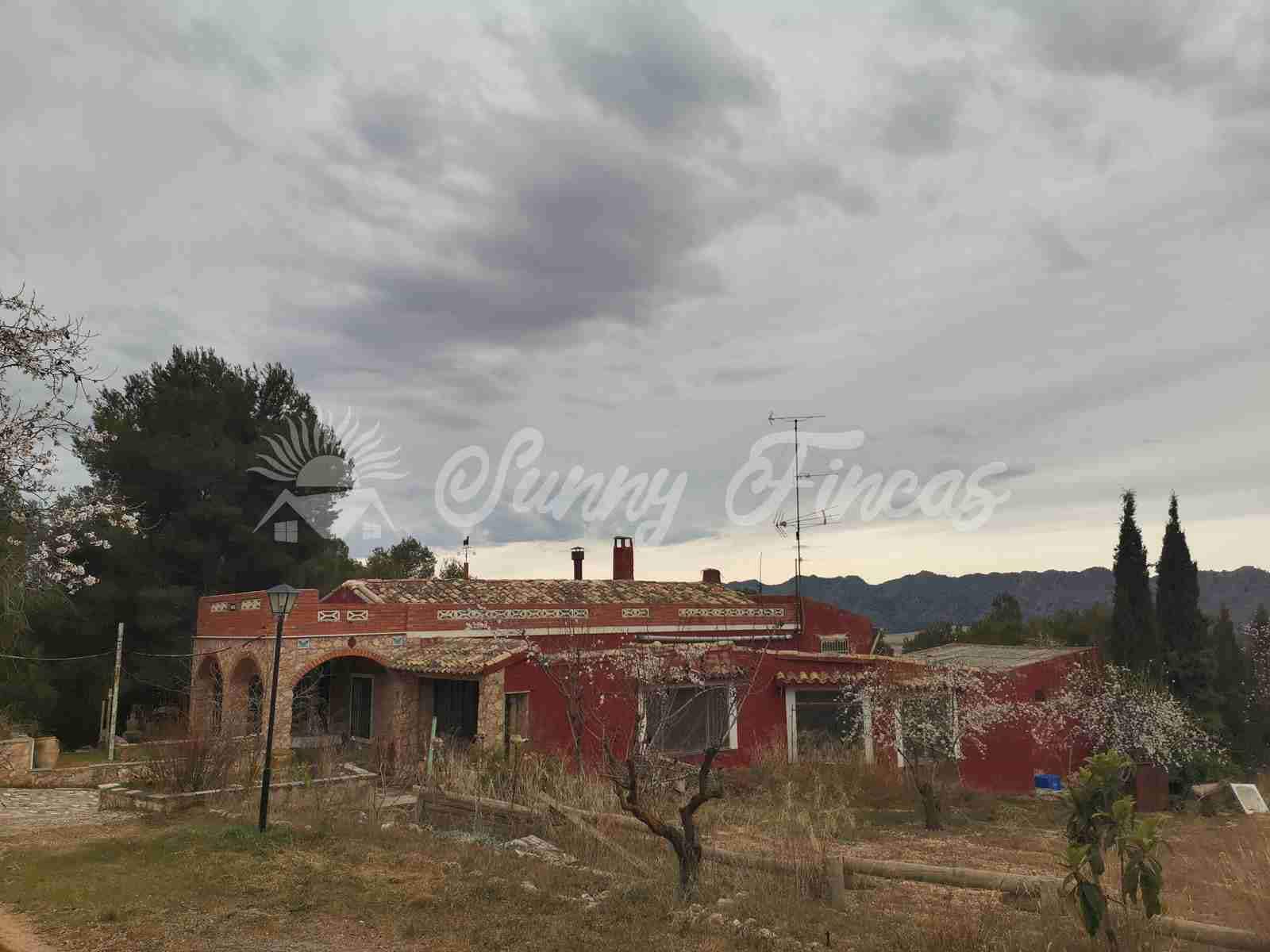 6 soveværelse Finca/Landehus til salg i Yecla med swimmingpool garage - € 139.995 (Ref: 7462606)