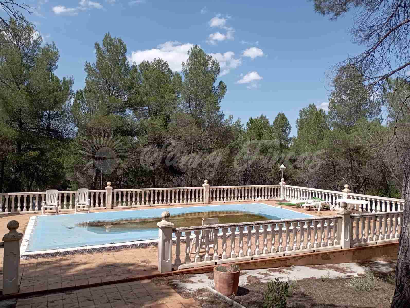 4 soveværelse Villa til salg i Ayora med swimmingpool garage - € 186.000 (Ref: 7694414)