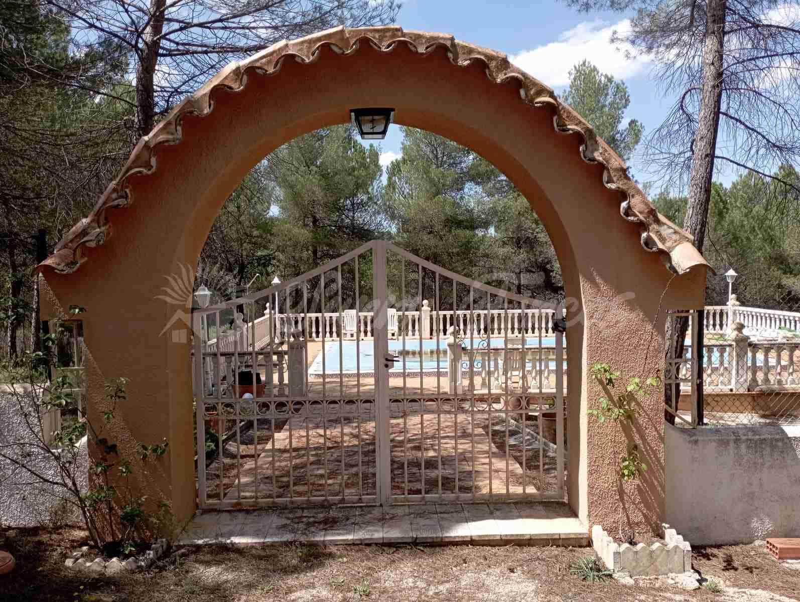 4 soveværelse Villa til salg i Ayora med swimmingpool garage - € 186.000 (Ref: 7694414)