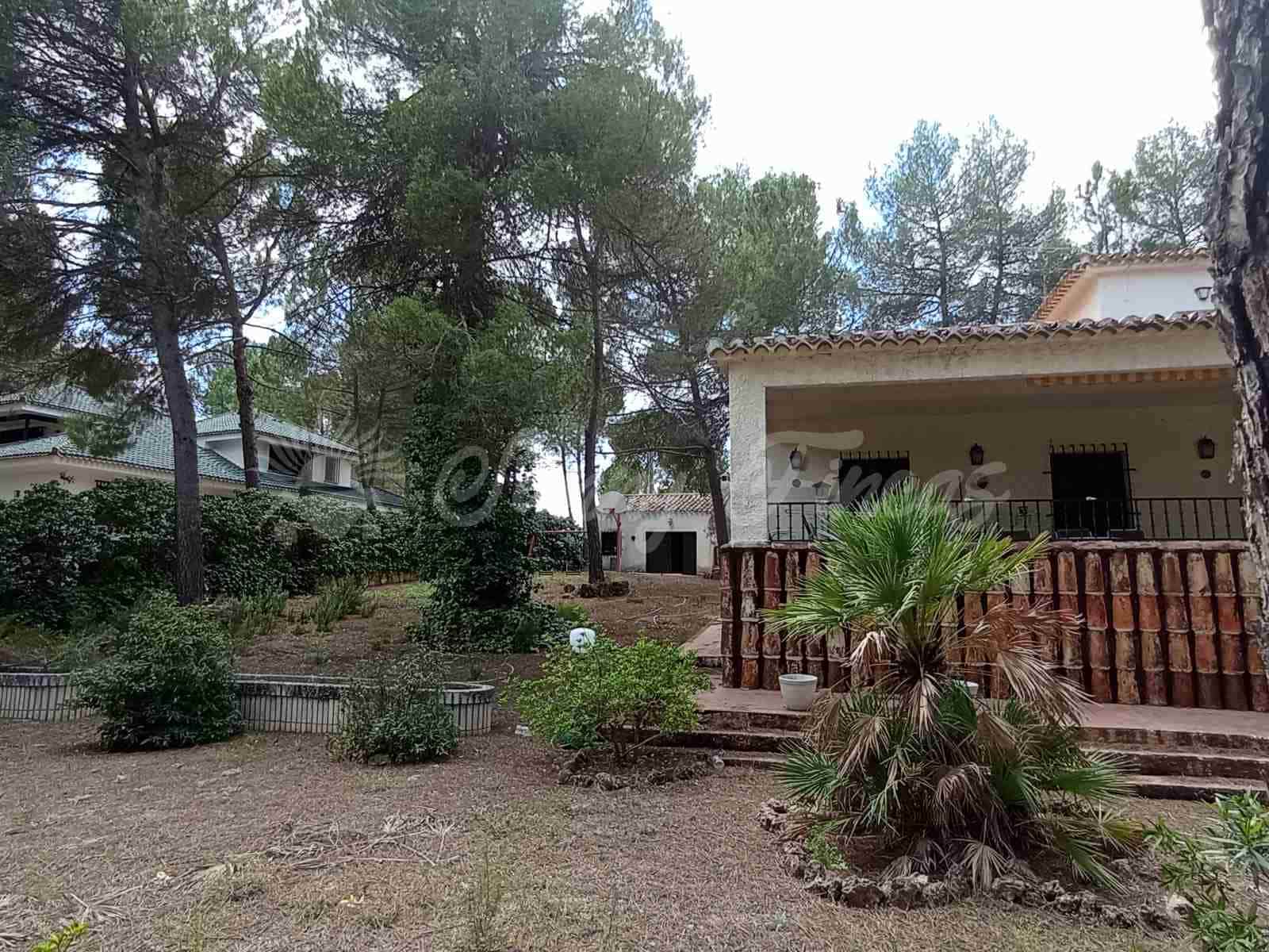 4 soveværelse Villa til salg i Ayora med swimmingpool garage - € 186.000 (Ref: 7694414)