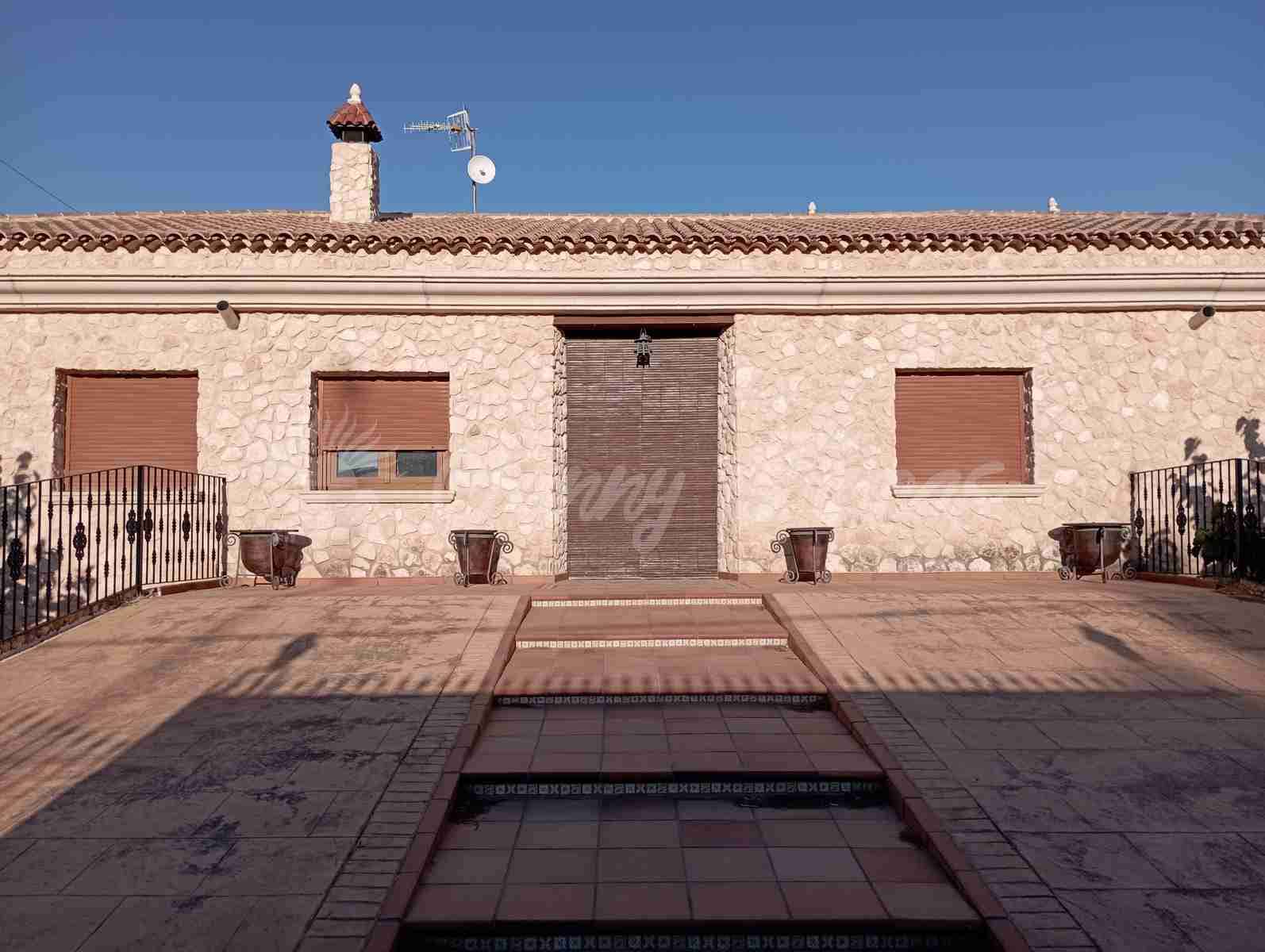 5 soveværelse Villa til salg i Villena med swimmingpool garage - € 425.000 (Ref: 7846230)
