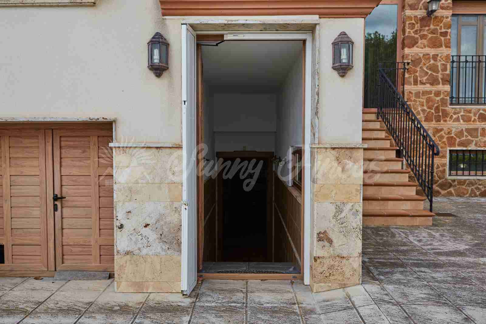 5 soveværelse Finca/Landehus til salg i Yecla med swimmingpool garage - € 600.000 (Ref: 7955926)