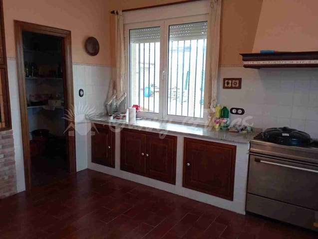 5 slaapkamer Finca/Landhuis te koop in Chinchilla de Monte-Aragón met garage - € 236.000 (Ref: 8045710)