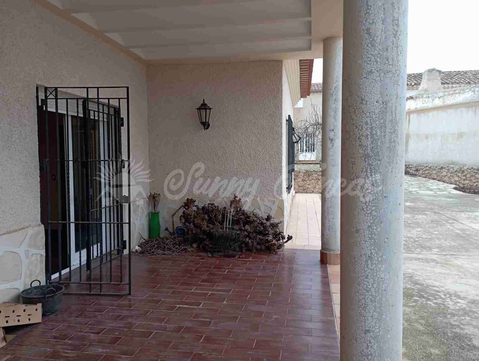 5 slaapkamer Finca/Landhuis te koop in Chinchilla de Monte-Aragon met garage - € 236.000 (Ref: 8045710)