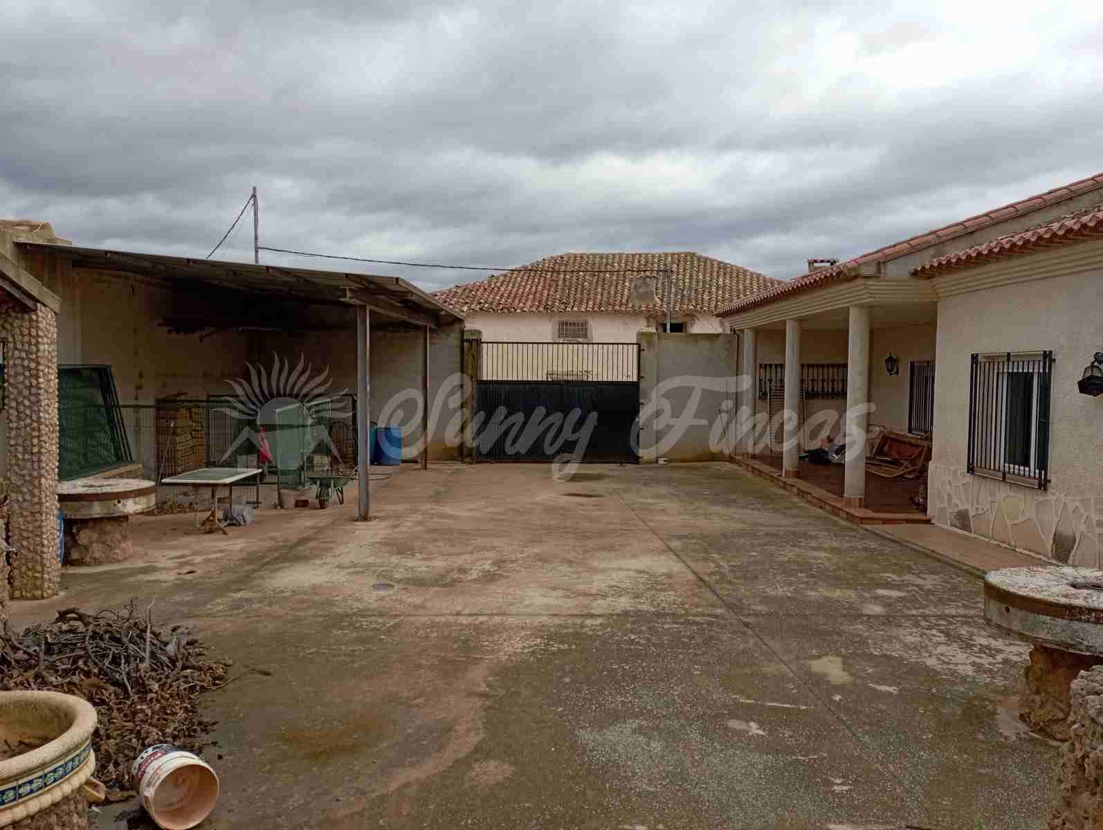 5 slaapkamer Finca/Landhuis te koop in Chinchilla de Monte-Aragon met garage - € 236.000 (Ref: 8045710)