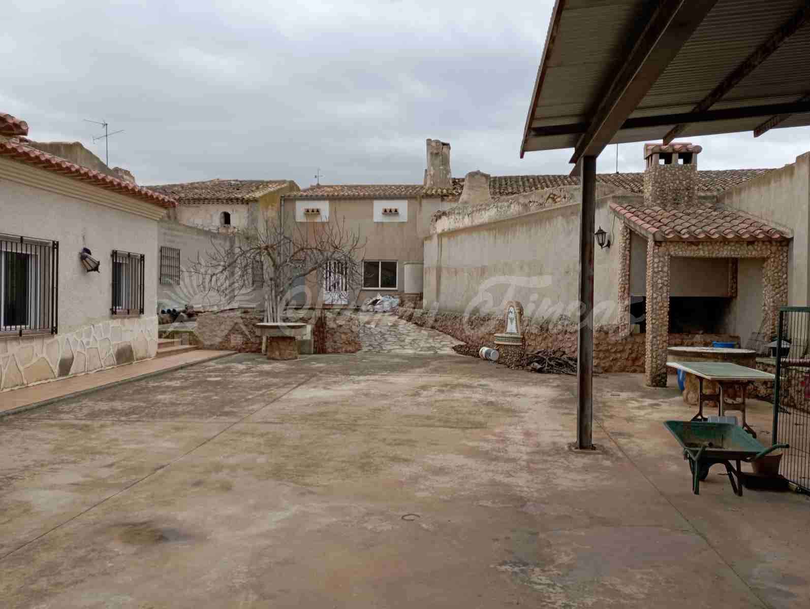 5 slaapkamer Finca/Landhuis te koop in Chinchilla de Monte-Aragon met garage - € 236.000 (Ref: 8045710)