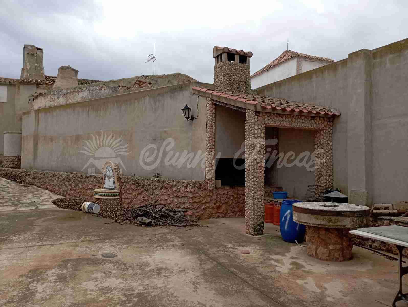 5 slaapkamer Finca/Landhuis te koop in Chinchilla de Monte-Aragon met garage - € 236.000 (Ref: 8045710)