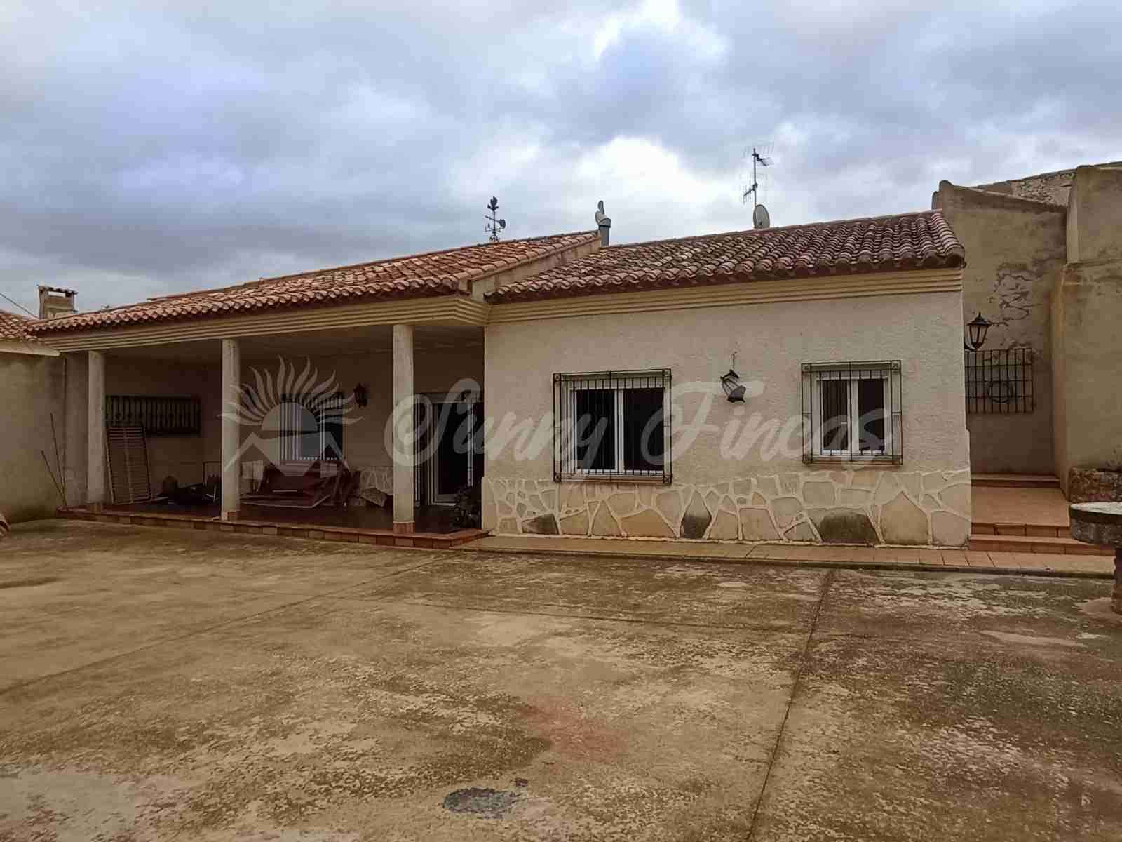 5 slaapkamer Finca/Landhuis te koop in Chinchilla de Monte-Aragon met garage - € 236.000 (Ref: 8045710)