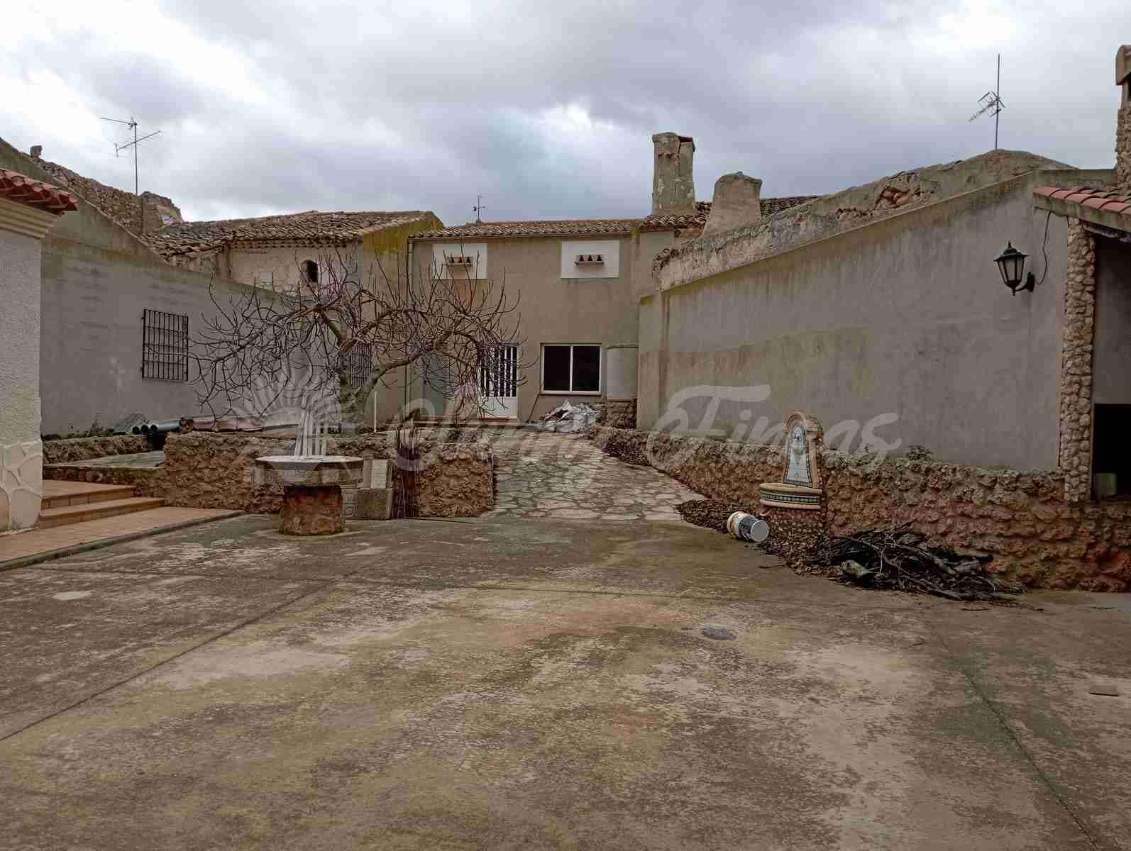 5 slaapkamer Finca/Landhuis te koop in Chinchilla de Monte-Aragon met garage - € 236.000 (Ref: 8045710)