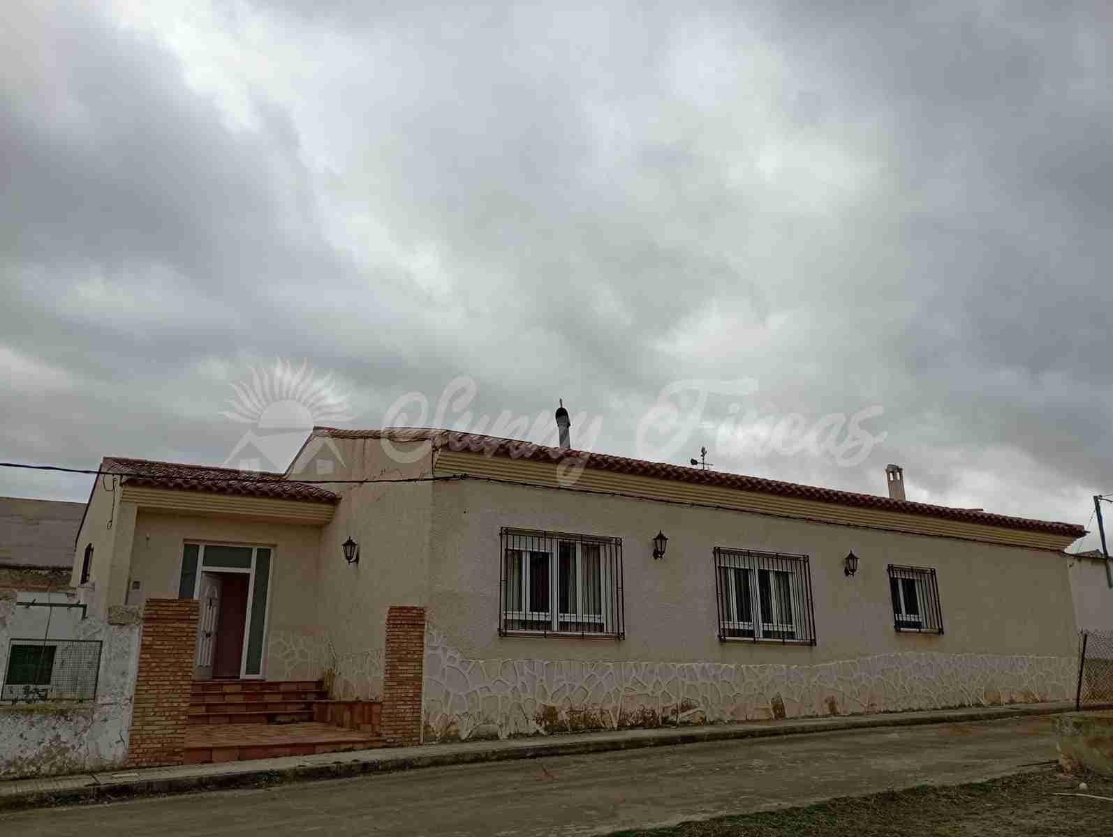 5 slaapkamer Finca/Landhuis te koop in Chinchilla de Monte-Aragon met garage - € 236.000 (Ref: 8045710)