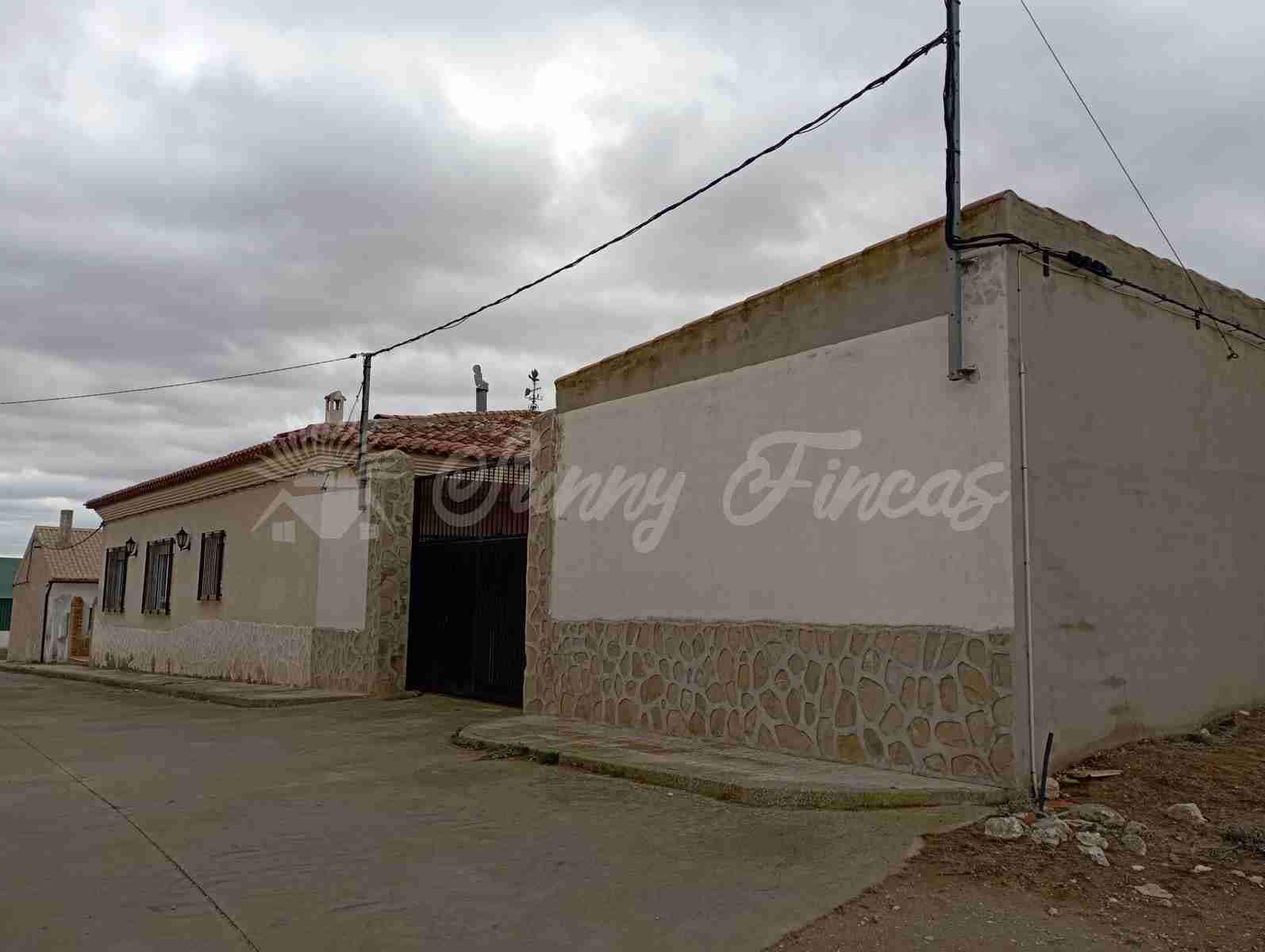 5 slaapkamer Finca/Landhuis te koop in Chinchilla de Monte-Aragon met garage - € 236.000 (Ref: 8045710)