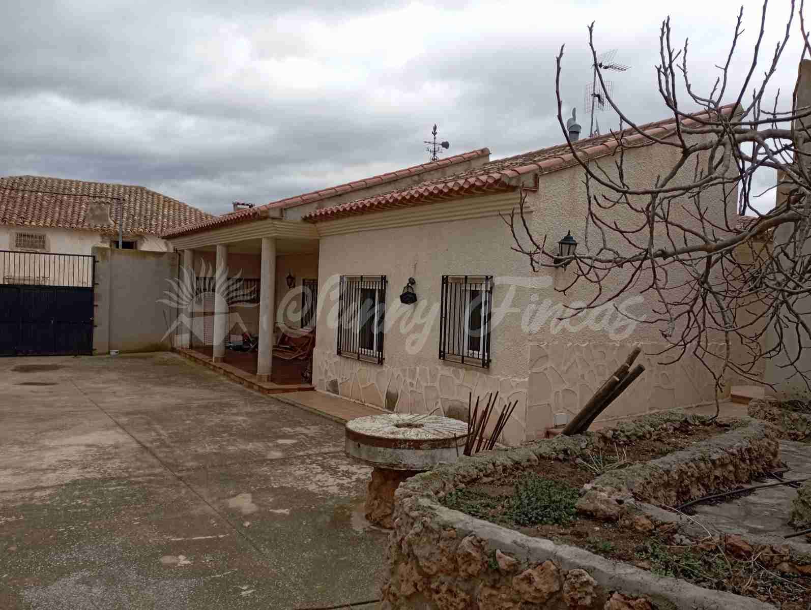 5 slaapkamer Finca/Landhuis te koop in Chinchilla de Monte-Aragon met garage - € 236.000 (Ref: 8045710)