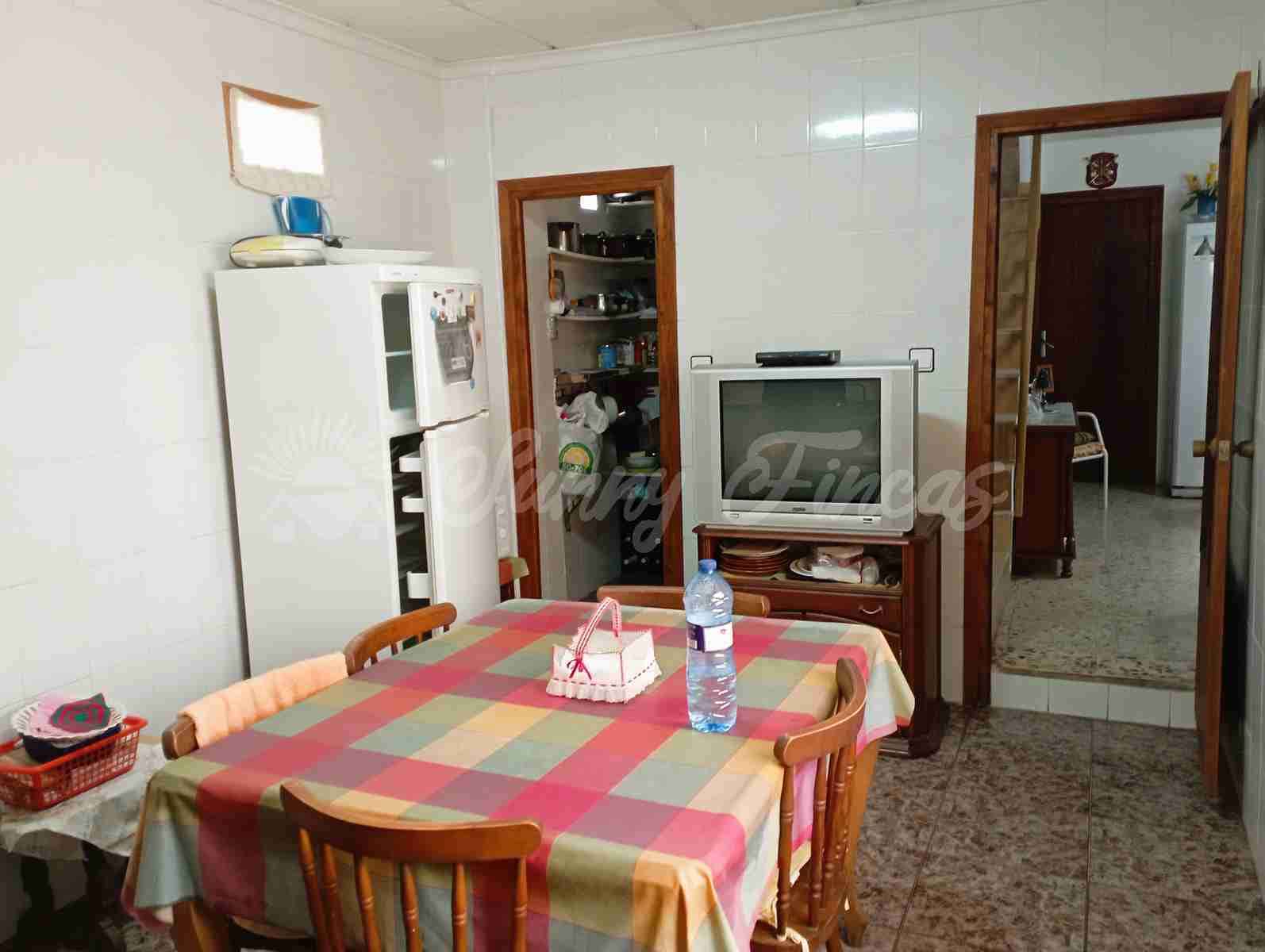 6 bedroom Finca/Country House for sale in Yecla with pool garage - € 199,000 (Ref: 8176037)