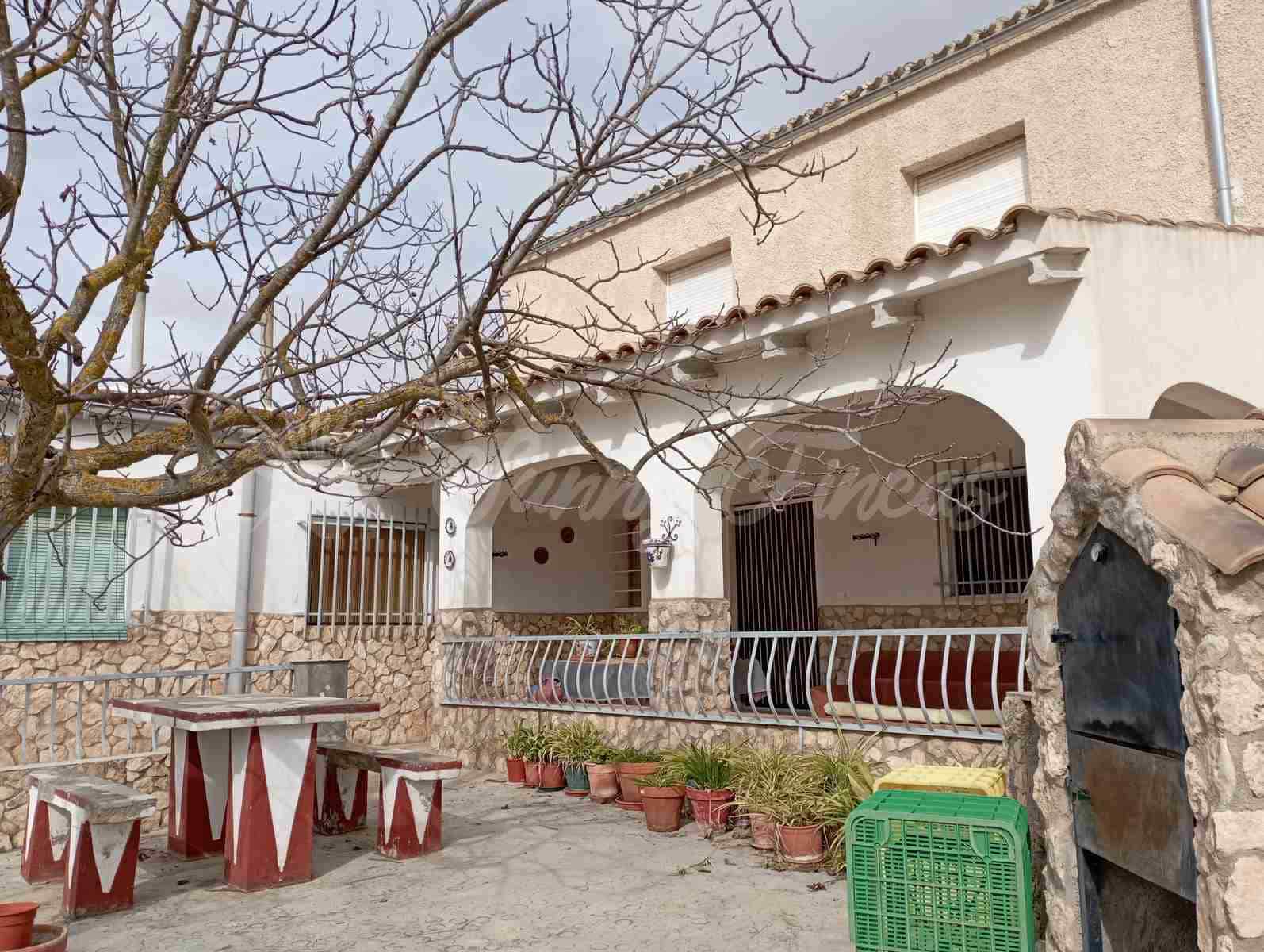 6 bedroom Finca/Country House for sale in Yecla with pool garage - € 199,000 (Ref: 8176037)