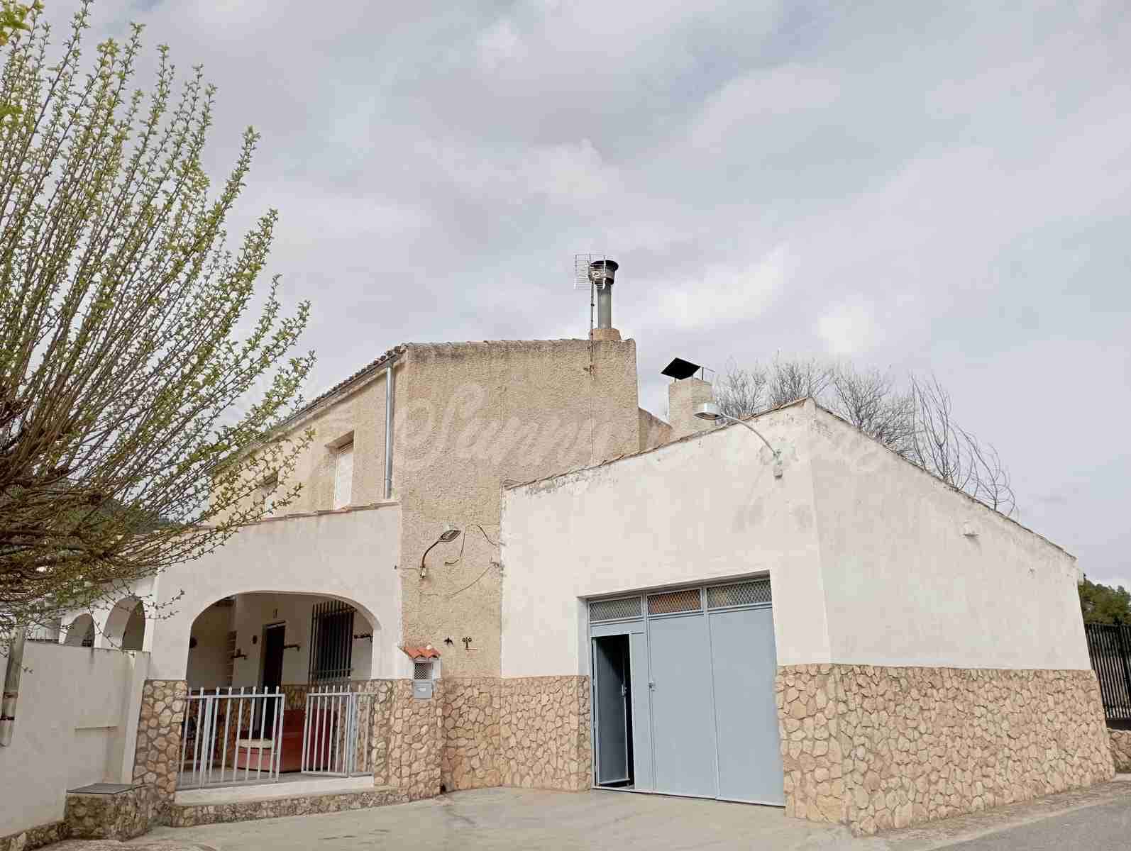 6 bedroom Finca/Country House for sale in Yecla with pool garage - € 199,000 (Ref: 8176037)