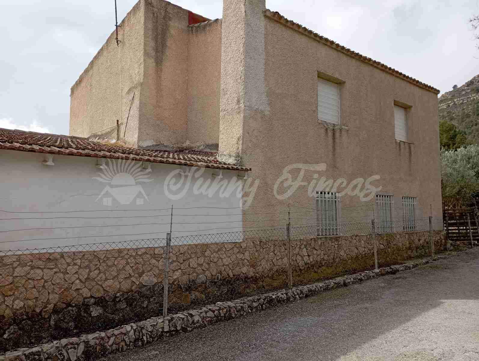 6 bedroom Finca/Country House for sale in Yecla with pool garage - € 199,000 (Ref: 8176037)