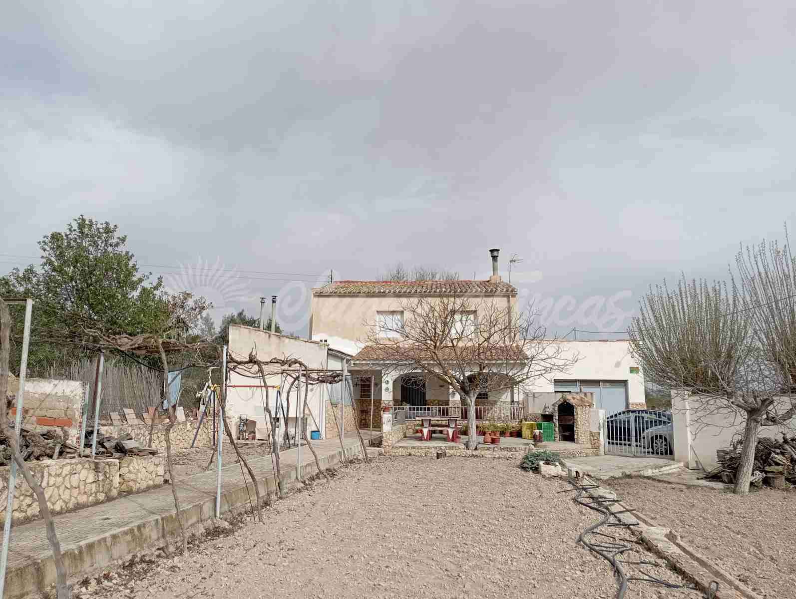 6 bedroom Finca/Country House for sale in Yecla with pool garage - € 199,000 (Ref: 8176037)