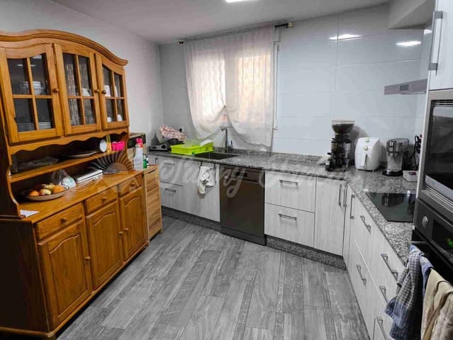 5 bedroom Townhouse for sale in Higueruela with garage - € 149,900 (Ref: 8668717)